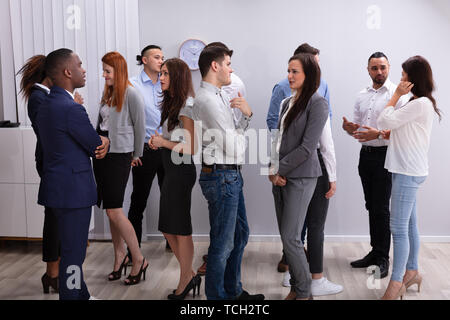 Professionelle diverse Geschäftsleute sprechen mit jedem anderen in Ihrem Unternehmen. Stockfoto
