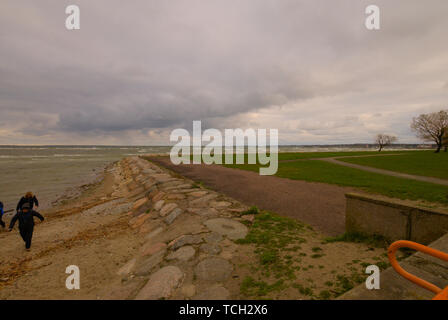 Eine Ufermauer an der Ostsee bei Tallinn, Estland Stockfoto