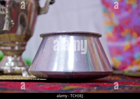 Alte Gusseisen. Modern, sauber Klassische Bügeleisen Schmortopf oder Topf mit Deckel werfen. Stockfoto