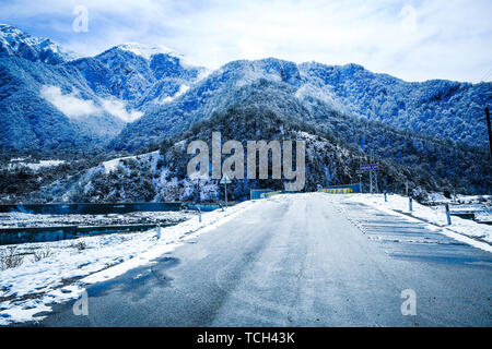 Snowy kahlen Berg. Snowy kahlen Berg. Snow gum Bäume Snowy Mountains Aserbaidschan während der Skisaison im Winter mit viel Schnee cov Stockfoto