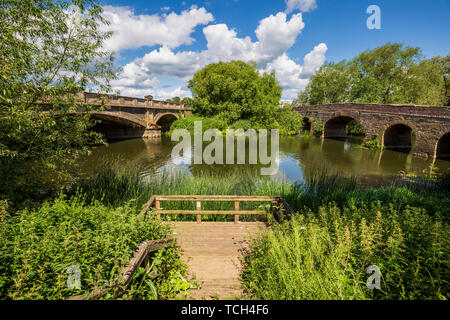 Die neue und die alte Pershore-Brücke über den Fluss Avon, Worcestershire, England, Großbritannien Stockfoto