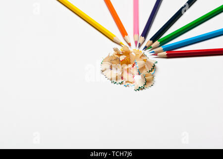 Bleistift und Bleistift Späne auf weißem Hintergrund Stockfoto