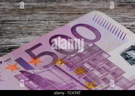 Makro Foto von fünfhundert Euro Banknote gegen Holz- braunen Hintergrund Stockfoto