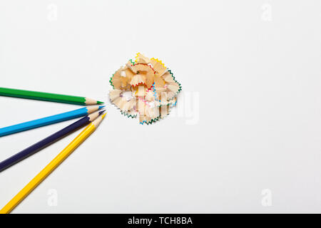 Bleistift und Bleistift Späne auf weißem Hintergrund Stockfoto