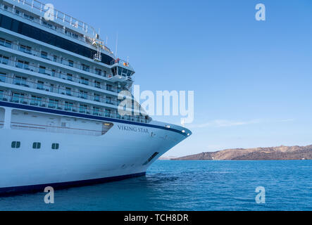 Viking Kreuzfahrtschiff Star im Santorini Stockfoto