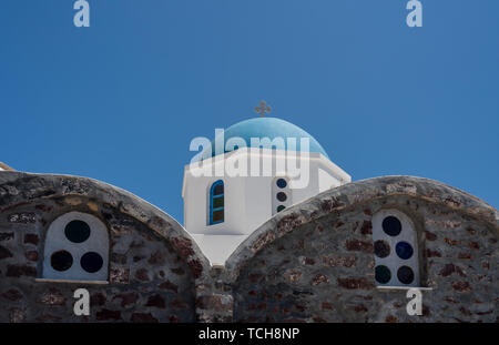 Belltower und Glocken auf Griechisch-orthodoxen Kirche in Oia Stockfoto