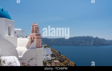 Belltower und Glocken auf Griechisch-orthodoxen Kirche in Oia Stockfoto