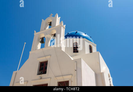 Belltower und Glocken auf Griechisch-orthodoxen Kirche in Oia Stockfoto