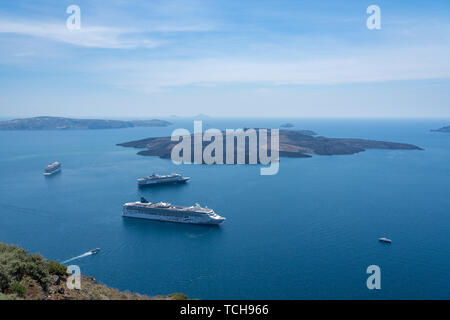 Drei Kreuzfahrtschiffe bei Santorini verankert Stockfoto