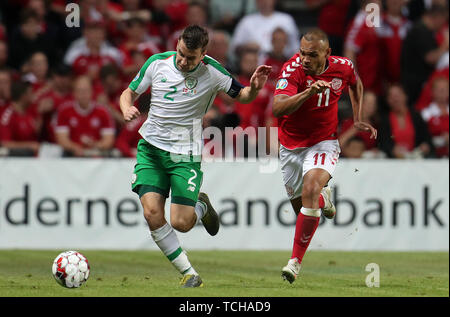 Republik Irland Seamus Coleman (links) und Dänemarks Martin Braithwaite Kampf um den Ball während der UEFA EURO 2020 Qualifikation, Gruppe D Match bei Telia Parken, Kopenhagen. Stockfoto