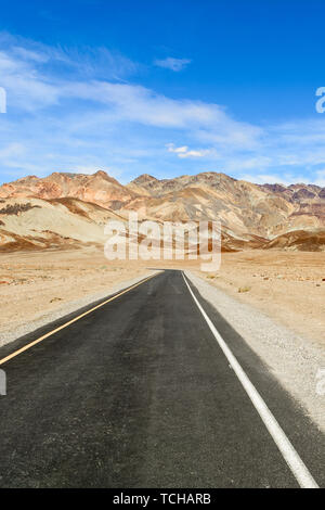 Wüste Straße durch Death Valley National Park, Artist's Drive Straße, Kalifornien, USA. Stockfoto