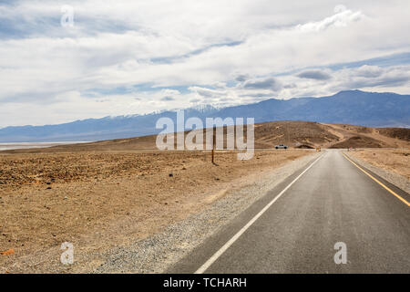 Wüste Straße durch Death Valley National Park, Artist's Drive Straße, Kalifornien, USA. Stockfoto