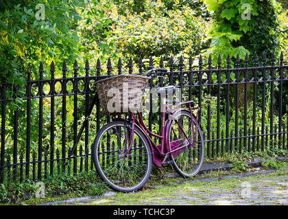Ein geparktes Fahrrad gegen Geländer in der Regent Street, Edinburgh lehnend. Stockfoto