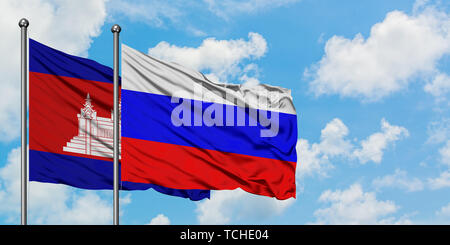 Kambodscha und Russland Flagge im Wind gegen Weiße bewölkt blauer Himmel zusammen. Diplomatie Konzept, internationale Beziehungen. Stockfoto