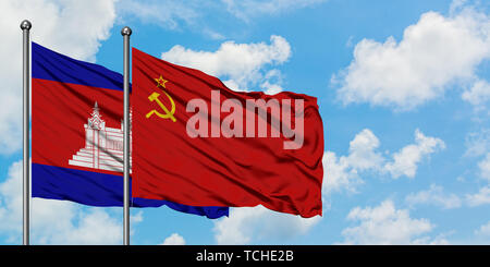 Kambodscha und Sowjetunion Flagge im Wind gegen Weiße bewölkt blauer Himmel zusammen. Diplomatie Konzept, internationale Beziehungen. Stockfoto