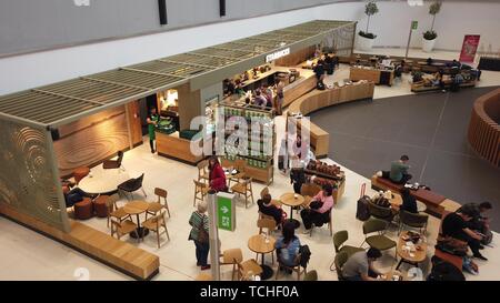 Istanbul, Türkei - 7. Mai 2019: Starbucks Cafe Istanbul Flughafen. Das Istanbul Yeni Havalimani Flughafen ist der Knotenpunkt von Turkish Airlines seit Stockfoto