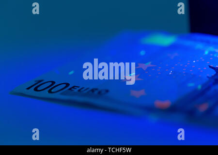 Kontrollieren, ob das Geld aus der Nähe Stockfoto