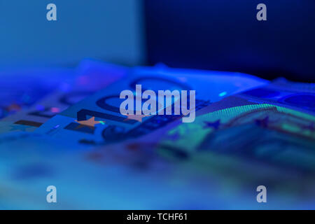 Kontrollieren, ob das Geld aus der Nähe Stockfoto