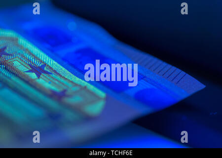 Kontrollieren, ob das Geld aus der Nähe Stockfoto