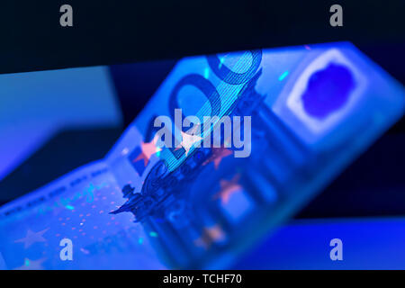 Kontrollieren, ob das Geld aus der Nähe Stockfoto