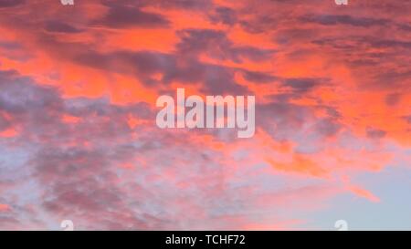 Panoramablick auf das rote Feuer Sonnenuntergang mit kopieren. Sonnenuntergang cloudscape Hintergrund. Stockfoto