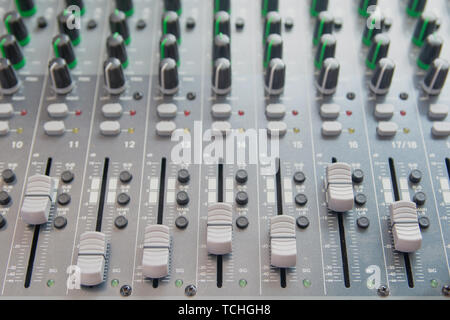 Audio Sound Mixer Control Panel. Sound konsole Tasten für die Lautstärke anpassen. Stockfoto
