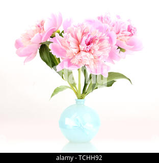 Drei rosa Pfingstrosen in Vase isoliert auf weißem Stockfoto