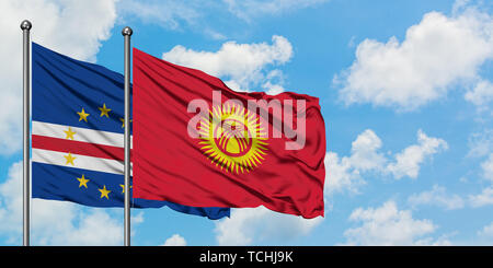 Kap Verde und Kirgistan Fahne im Wind gegen Weiße bewölkt blauer Himmel zusammen. Diplomatie Konzept, internationale Beziehungen. Stockfoto