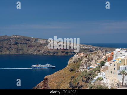 Überfüllte Höhle Häuser auf einer Klippe in Oia Stockfoto