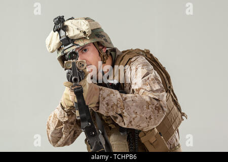 Soldat in der Tarnung holding Gewehr Stockfoto