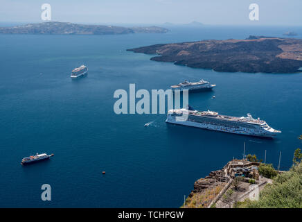 Drei Kreuzfahrtschiffe bei Santorini verankert Stockfoto