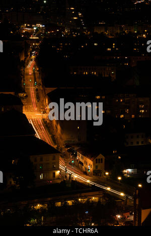 24.5.2019 Ljubljana Slowenien: Blick von der Burg von Ljubljana in Slowenien bei Nacht Stadt. Gebäude und Arterien der Straßen. Auto Verkehr. Luftaufnahme. Stockfoto
