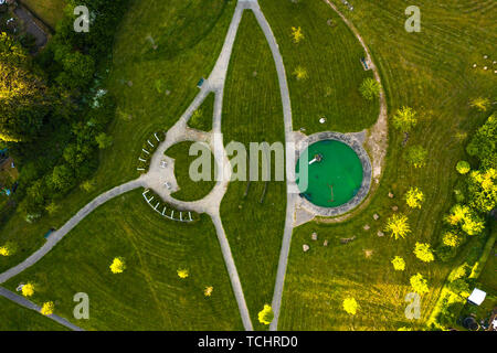 Antenne Drone Aufnahmen von einem Park im Querformat in Sheffield, Yorkshire - saftig grüne Gras und Bäume mit einem Weg durch die Mitte schneiden gefunden Stockfoto