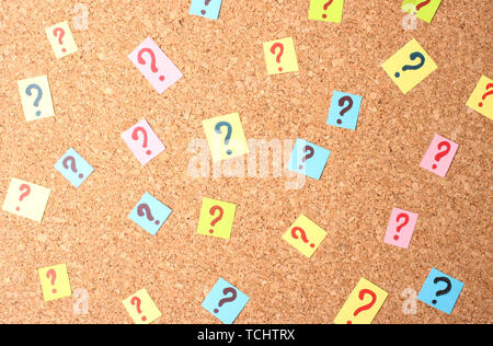 Viele Fragezeichen auf Cork board Stockfoto