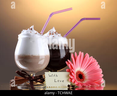 Gläser Kaffee Cocktail und gerbera Blume auf braunem Hintergrund Stockfoto
