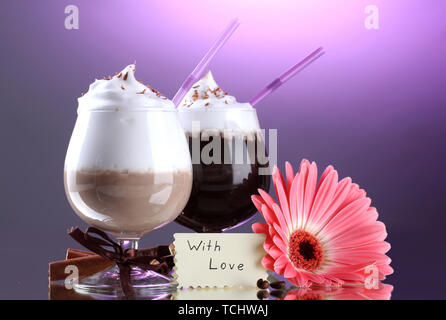 Gläser Kaffee Cocktail und gerbera Blume auf violette Hintergrund Stockfoto