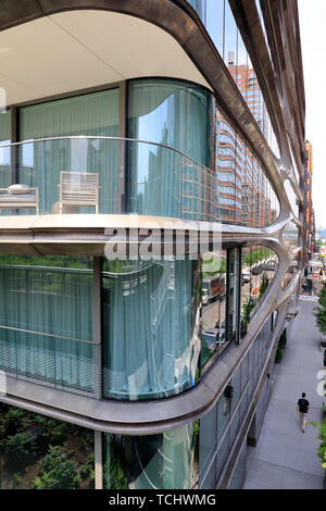 Eine geschlossene Ansicht von 520 West 28. Straße, ein Luxus Apartment Gebäude von Zaha Hadid neben der High Line Park. Manhattan, New York City, USA. Stockfoto