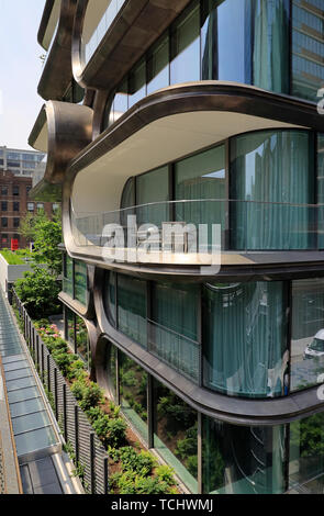 Eine geschlossene Ansicht von 520 West 28. Straße, ein Luxus Apartment Gebäude von Zaha Hadid neben der High Line Park. Manhattan, New York City, USA. Stockfoto