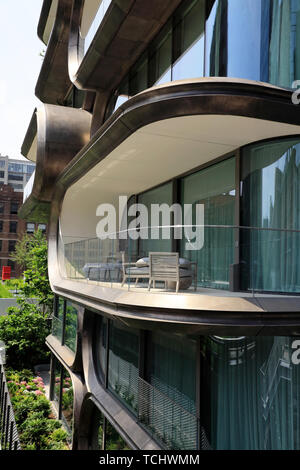 Eine geschlossene Ansicht von 520 West 28. Straße, ein Luxus Apartment Gebäude von Zaha Hadid neben der High Line Park. Manhattan, New York City, USA. Stockfoto