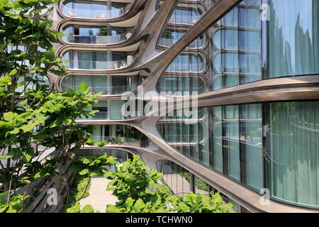 Eine geschlossene Ansicht von 520 West 28. Straße, ein Luxus Apartment Gebäude von Zaha Hadid neben der High Line Park. Manhattan, New York City, USA. Stockfoto