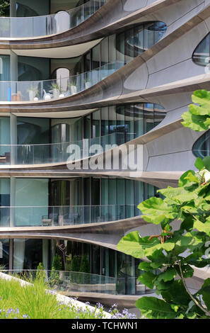 Eine geschlossene Ansicht von 520 West 28. Straße, ein Luxus Apartment Gebäude von Zaha Hadid neben der High Line Park. Manhattan, New York City, USA. Stockfoto