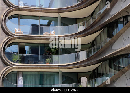 Eine geschlossene Ansicht von 520 West 28. Straße, ein Luxus Apartment Gebäude von Zaha Hadid neben der High Line Park. Manhattan, New York City, USA. Stockfoto