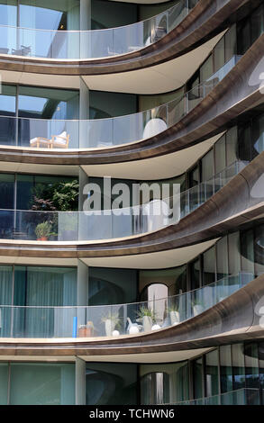 Eine geschlossene Ansicht von 520 West 28. Straße, ein Luxus Apartment Gebäude von Zaha Hadid neben der High Line Park. Manhattan, New York City, USA. Stockfoto