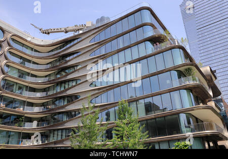 Die 520 West 28. Straße Gebäude, ein luxuriöses Apartment Gebäude von Zaha Hadid neben der High Line Park in Manhattan, New York City, USA. Stockfoto