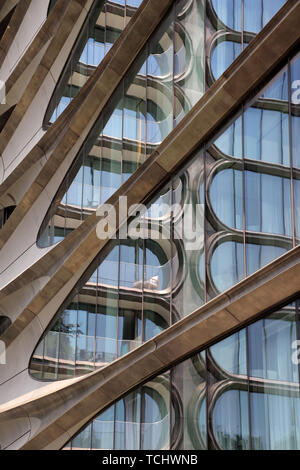 Eine geschlossene Ansicht von 520 West 28. Straße, ein Luxus Apartment Gebäude von Zaha Hadid neben der High Line Park. Manhattan, New York City, USA. Stockfoto