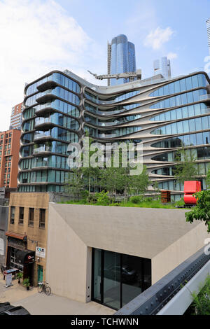 Die 520 West 28. Straße Gebäude, ein luxuriöses Apartment Gebäude von Zaha Hadid neben der High Line Park in Manhattan, New York City, USA. Stockfoto