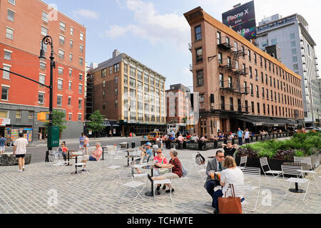 Der Blick auf die Straße von Meatpacking District mit der hering Sicher & Lock Firmengebäude an der 9. Avenue und die Hudson Street an der 14. Street. New York City, USA. Stockfoto