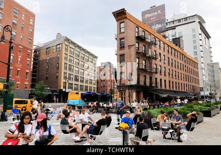 Der Blick auf die Straße von Meatpacking District mit der hering Sicher & Lock Firmengebäude an der 9. Avenue und die Hudson Street an der 14. Street. New York City, USA. Stockfoto