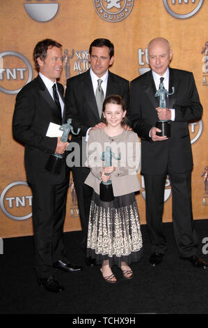 LOS ANGELES, Ca. Januar 28, 2007: Little Miss Sunshine Sterne ABIGAIL BRESLIN, Greg Kinnear, STEVE CARRELL & ALAN ARKIN am 13. jährlichen Screen Actors Guild Awards im Shrine Auditorium. © 2007 Paul Smith/Featureflash Stockfoto