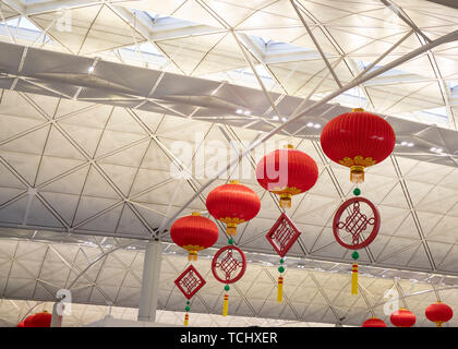 Hongkong International Airport, Hongkong, China, 20., Januar, 2019: Die roten Laternen und die chinesische Knoten. Stockfoto